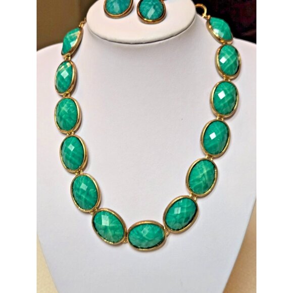 Vintage Amrita Singh glass green cabachon necklace and clip earring set - Picture 6 of 11
